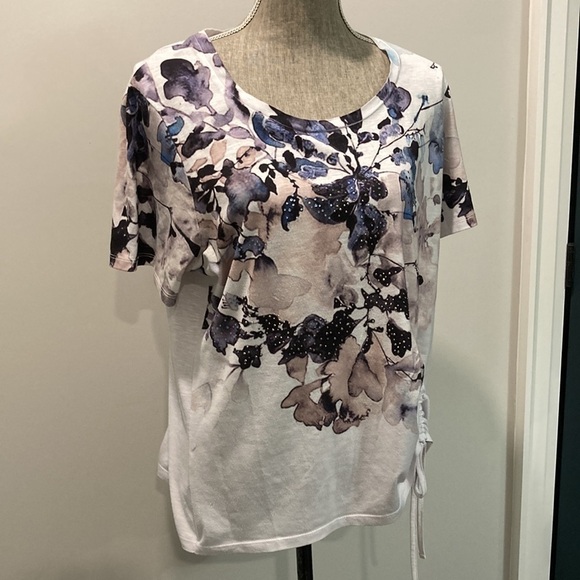 Floral Short Sleeve Top - Black and Gray - Picture 6 of 11